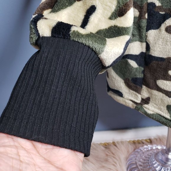 NWOT ANDREE BY UNIT CAMOFLAUGE PLUSH SWEATSHIRT -SIZE LARGE - Picture 5 of 5